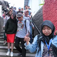 Berjalan menuju mobilnya, ibu satu anak itu sedikit terpincang-pincang. Terlihat di kaki kanannya, pelantun lagu Sambalado itu terlihat perban membalut kakinya. (Adrian Putra/Bintang.com)