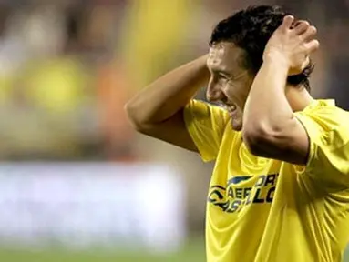 Villarreal&#039;s Santi Cazorla reacts during a UEFA cup return leg football match against Zenit at the Madrigal stadium in Villarreal on February 21, 2008. AFP PHOTO/DIEGO TUSON