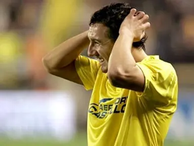 Villarreal's Santi Cazorla reacts during a UEFA cup return leg football match against Zenit at the Madrigal stadium in Villarreal on February 21, 2008. AFP PHOTO/DIEGO TUSON