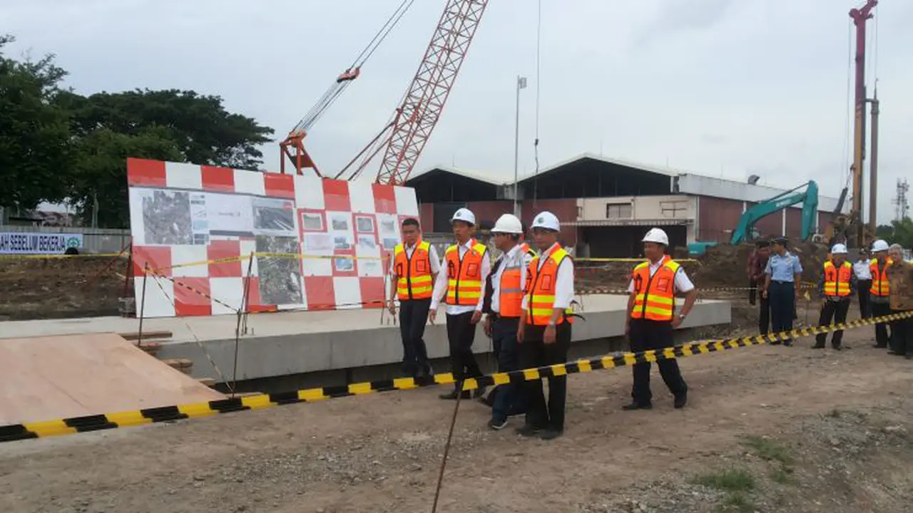 Presiden RI Joko Widodo (Jokowi) meninjau kemajuan pembangunan Kereta Bandara Soekarno Hatta, Tangerang, Banten. 