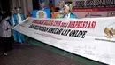 Penandatanganan spanduk sosialisasi seleksi CPNS berbasis online menandai peluncuran Simulasi CAT Online di Jakarta, (20/8/2014). (Liputan6.com/Miftahul Hayat)
