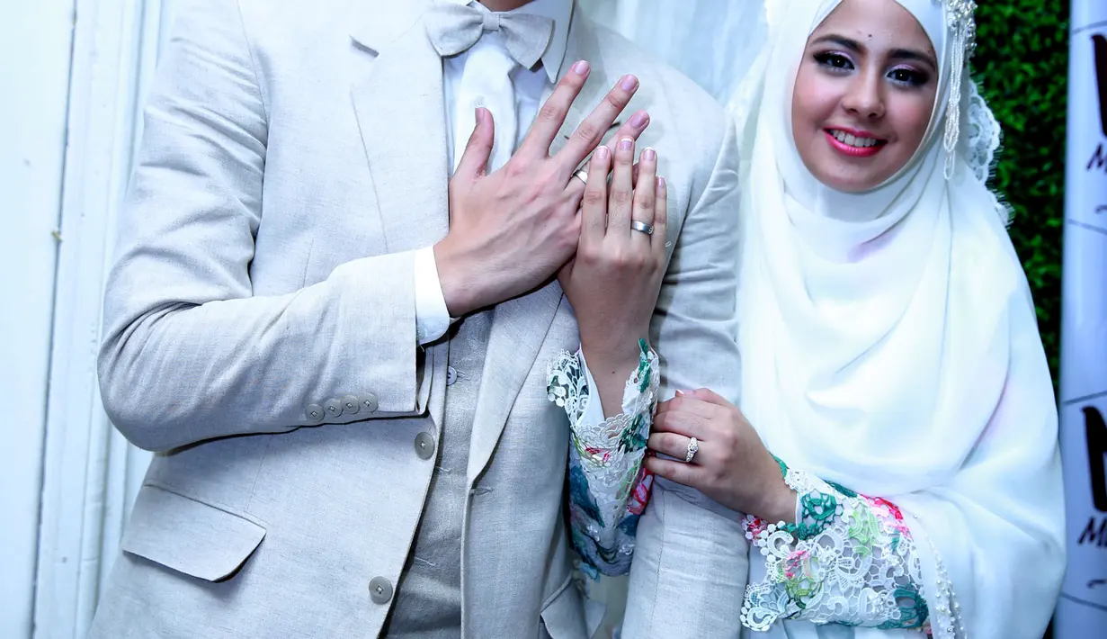 Risty Tagor dan Stuart Collin memamerkan cincin yang melingkar di tangan mereka. (M. Akrom Sukarya/Bintang.com)