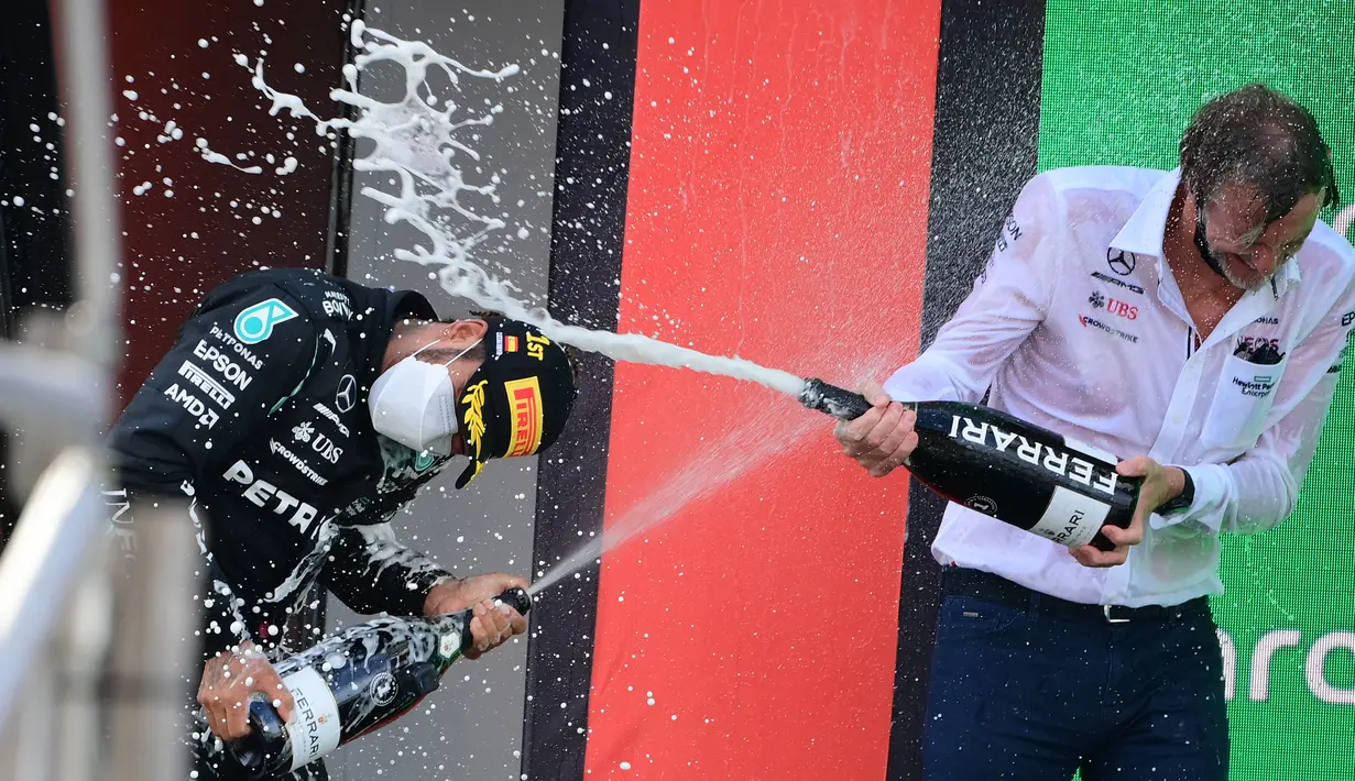 Kemenangan Hamilton itu tak lepas dari strategi cerdik Mercedes selama balapan, dalam melakukan pit stop dan pergantian ban. (Foto: AFP/Lluis Gene)