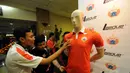 Beberapa suporter memerhatikan kostum Persija Jakarta musim 2015 usai acara peluncuran yang dihelat di Hall Atrium JIExpo, Kemayoran, (23/12/2014). (Liputan6.com/Helmi Fithriansyah)