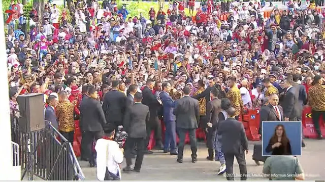 Presiden Joko Widodo atau Jokowi menyapa warga dan undangan yang hadir saat Upacara Penurunan Bendera Merah Putih di Istana, Kamis (17/8/2023).