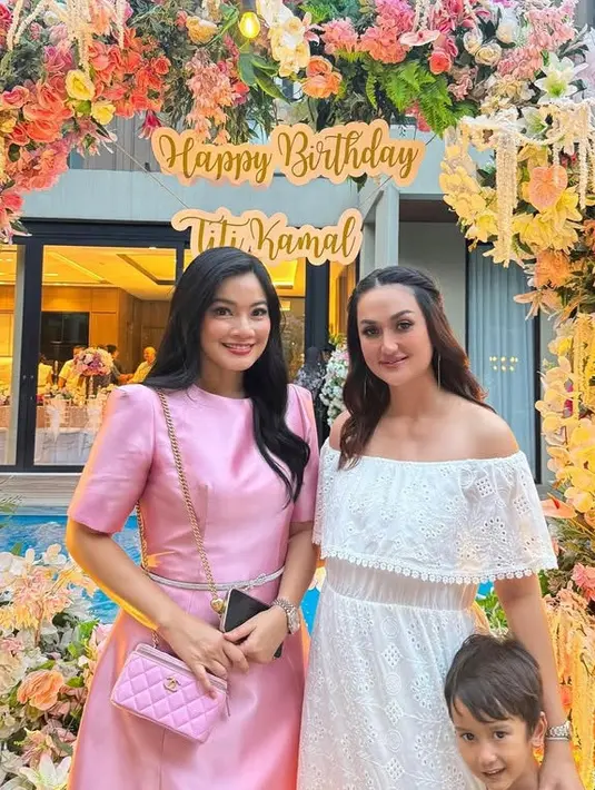 Tengku Dewi Putri juga hadir mengenakan dress putih model off shoulder. Melengkapi tampilan dengan anting-anting panjang. [@tengkudewiputri_tdp]