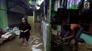 Aktivitas warga saat banjir di Jati Padang, Jakarta Selatan, Kamis (30/11). Banjir yang terjadi tersebut akibat tanggul darurat di Kali Pulo jebol karena genangan air yang cukup deras dan membanjiri permukiman sekitar. (Liputan6.com/Johan Tallo)