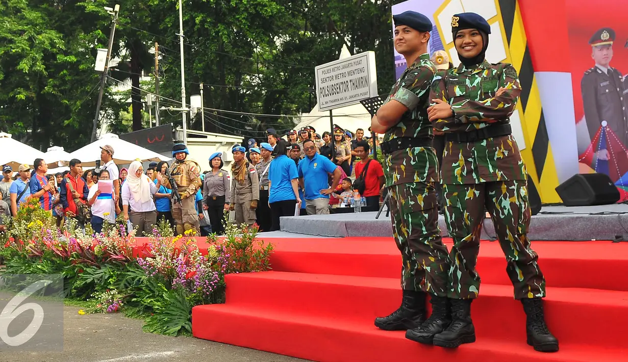 Anggota Polisi berpose dengan seragam saat parade busana POLRI di car free day di Bunderan HI, Jakarta (5/2). Kegiatan ini menarik perhatiaan para warga yang sedang menikmati car free day. (Liputan6.com/Angga Yuniar)