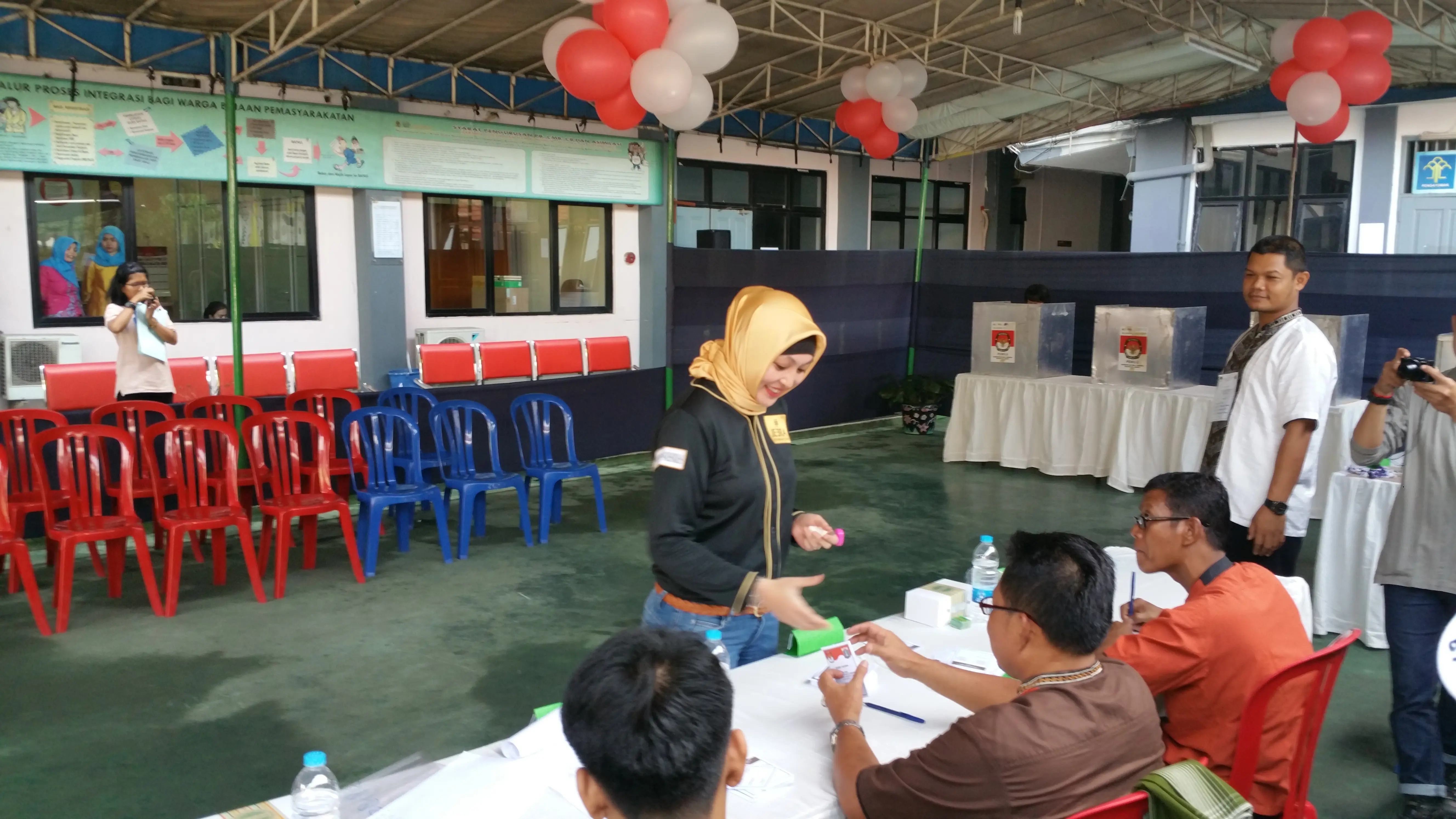 Angelina Sondakh saat menggunakan hak pilihnya pada Pilkada DKI 2017 putaran kedua di Rutan Pondok Bambu. (Liputan6.com/Nanda Perdana Putra)