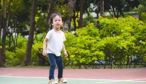 Jangan Asal Pilih! Sepatu dan Sandal Anak yang Tepat Bantu Jaga Tumbuh Kembang Kaki