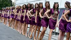 Gadis Grid atau Grid Girls berpose di Sirkuit Kota Baku, jelang Grand Prix Formula 1 Eropa (19/6/2016). Liberty Media selaku pemilik F1 akan menghapus keberadaan Grid Girls. (AFP FOTO / Andrej Isakovic)