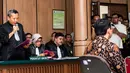 Ketua tim JPU, Ali Mukartono, membacakan eksepsi atas keberatan pembelaan penasehat hukum dan Basuki Tjahaja Purnama (Ahok) dalam sidang lanjutan kasus dugaan penistaan agama di PN Jakarta Utara, Selasa (20/12). (Liputan6.com/Pool/Agung Rajasa)