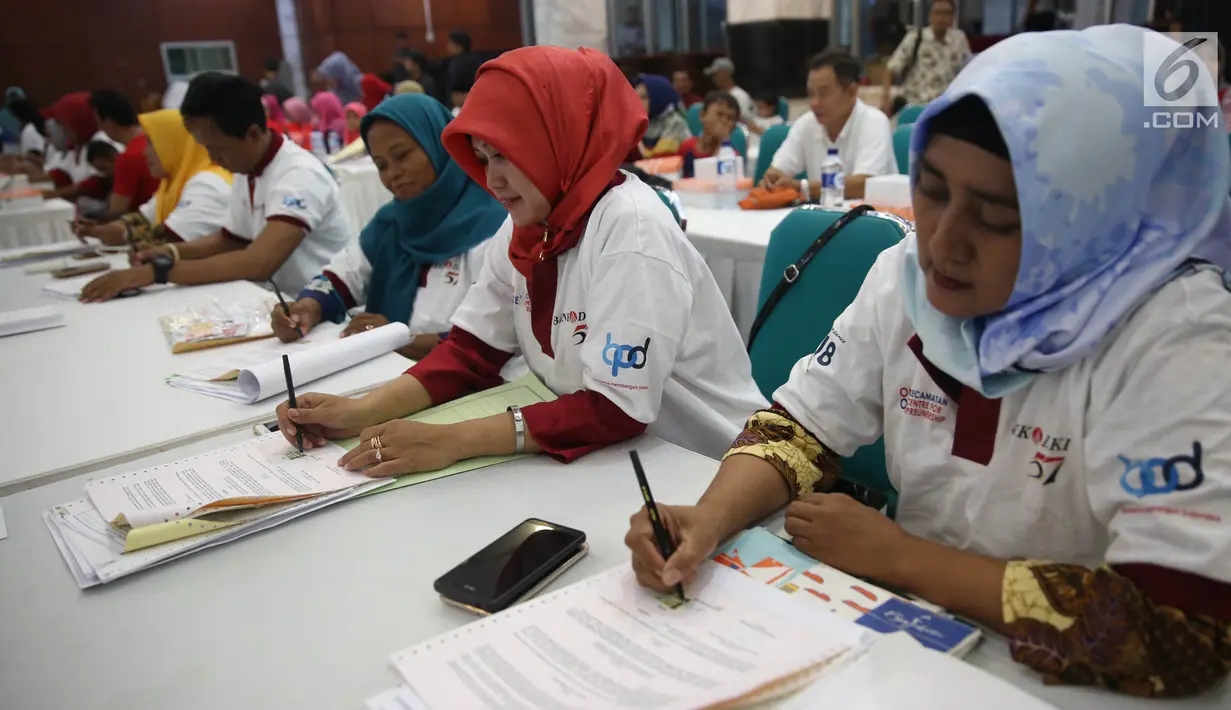 Sebanyak 80 pelaku UMKM binaan OK OCE menandatangani akad Kredit Monas Pemula, Kamis (7/9), Jakarta. Sejak April 2018, penyaluran kredit mikro tumbuh signifikan sebesar 62,34% dari Rp334,10 miliar per April 2017. (Liputan6.com/Pool/Budi)