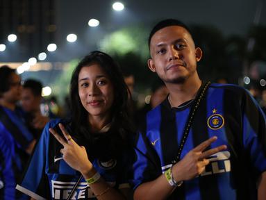 Pasangan yang merupakan fans Inter Milan berpose saat acara nonton bareng partai puncak Liga Champions antara Manchester City melawan Inter Milan yang diselenggarakan oleh Inter Club Indonesia (ICI) di Tenis Indoor Senayan, Jakarta, Sabtu (10/6/2023). (Bola.com/Bagaskara Lazuardi)