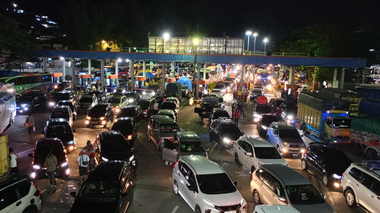 Pelabuhan Merak di Cilegon, Banten, dipadati kendaraan pribadi dan bus yang berhimpitan dengan truk.
