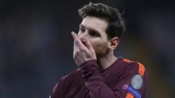 Gelandang Barcelona, Lionel Messi, bersiap menghadapi Chelsea pada laga Liga Champions di Stadion Stamford Bridge, London, Selasa (20/2/2018). Hingga babak pertama usai kedudukan masinh imbang 0-0. (AFP/Glyn Kirk)