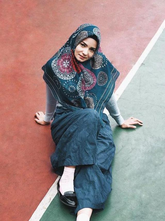 6 Penampilan Enzy Storia saat Pakai Hijab, Curi Perhatian