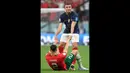 Pemain Prancis, Kylian Mbappe (kanan) berusaha membangunkan pemain Maroko, Achraf Hakimi setelah laga semifinal Piala Dunia 2022 yang berlangsung di Al Bayt Stadium, Qatar, Rabu (14/12/2022) waktu setempat. Prancis menang dengan skor 2-0 melalui gol Theo Hernandez dan Randal Kolo Muani. (AFP/Franck Fife)
