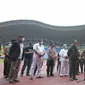 Gubernur Jawa Barat Ridwan Kamil saat meninjau kesiapan Stadion Patriot Chandrabhaga, Kota Bekasi, untuk menggelar rapid test, Minggu (22/3/20). (Humas Jabar)