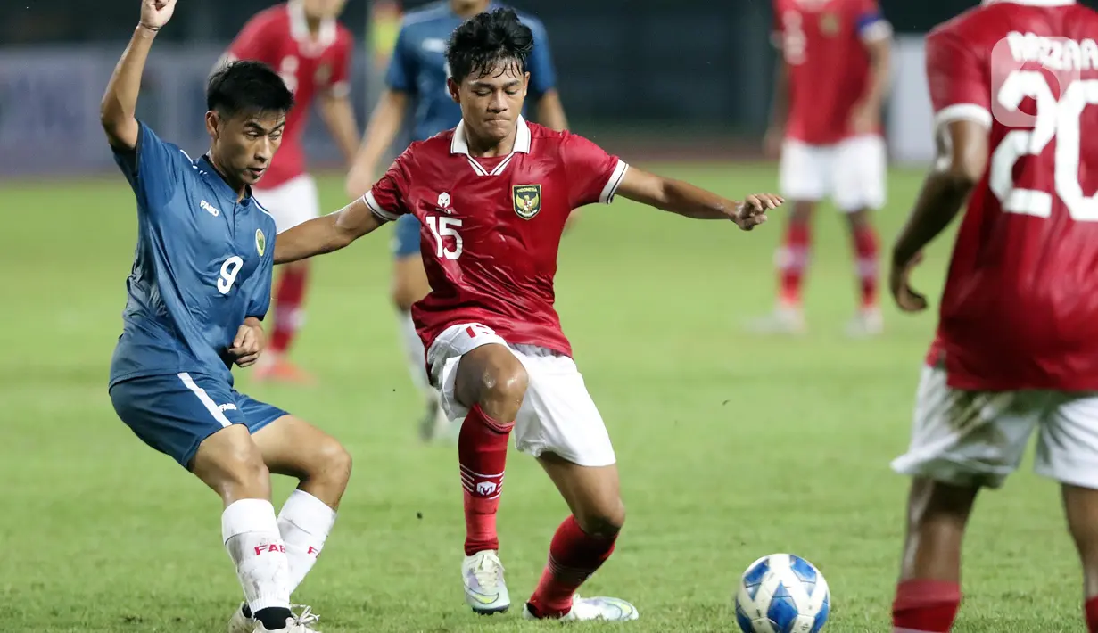 Pemain tengah Timnas Indonesia U-19, Zanadin Fariz berusaha melewati adangan Ak Md Kizzaham (Brunei Darussalam U-19) pada laga lanjutan grup A Piala AFF U-19 2022 di Stadion Patriot Candrabhaga, Bekasi, Jawa Barat, Senin (4/7/2022). Timnas Indonesia U-19 menguasai jalannya pertandingan dan mencetak 7 gol ke gawang Brunei. (Liputan6.com/Helmi Fithriansyah)