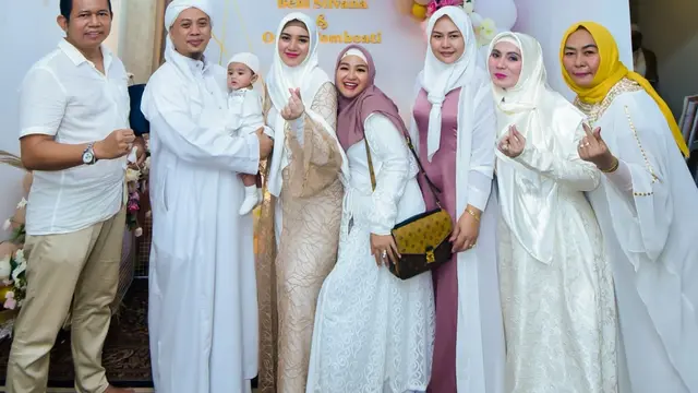 7 Momen Opick dan Bebi Silvana Gelar Tasyakuran 4 Bulanan Ini Penampilannya Curi Perhatian