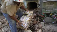 Prosesi gali kubur jasad dari pemakaman Guatemala karena kerabat tak bisa bayar sewa. (Reuters)