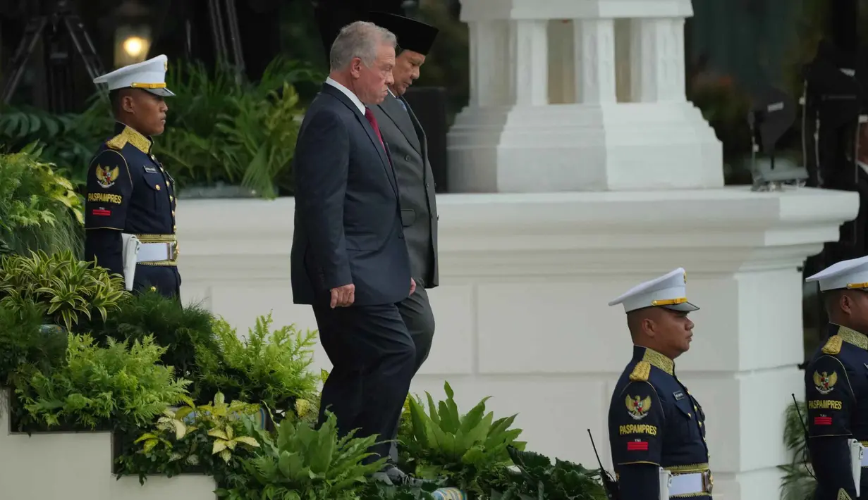 Menurut rencana, kedua pemimpin negara tersebut akan melakukan pertemuan bilateral di Istana Merdeka. Raja Yordania sendiri akan berada di Indonesia hingga besok, Sabtu (15/10/2025). Tampak dalam foto, Raja Yordania Hasyimiah, Abdullah II Ibn Al Hussein (tengah kiri) berjalan bersama Presiden Indonesia Prabowo Subianto (tengah kanan) saat memeriksa pasukan kehormatan selama upacara penyambutan sebelum pertemuan mereka di Istana Merdeka, Jakarta, Jumat 14 November 2025. (AP Photo/Achmad Ibrahim)