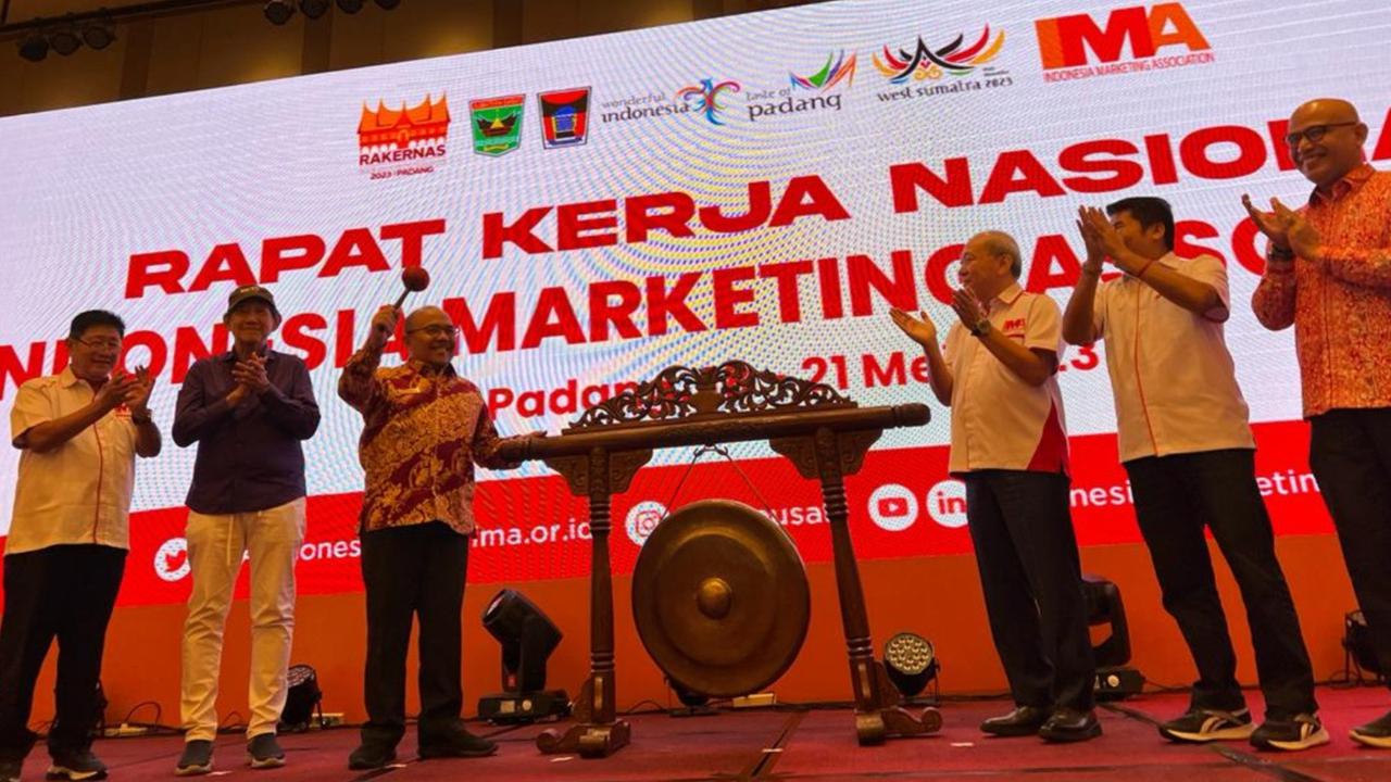 Pembukaan Rakernas IMA oleh Sekretaris Daerah Pemda Sumatera Barat Hansastri Bersama President IMA Pusat Suparno Djasmin.