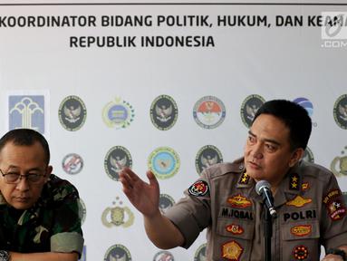 Kepala Pusat Penerangan TNI Mayjen Sisriadi dan Kepala Divisi Humas Polri Irjen M Iqbal saat menggelar jumpa pers terkait perkembangan kerusuhan 21-22 Mei 2019 di Jakarta, Selasa (11/6). Polisi Telah menetapkan 6 tersangka perencana pembunuhan terhadap 4 tokoh nasional. (Liputan6.com/Johan Tallo)