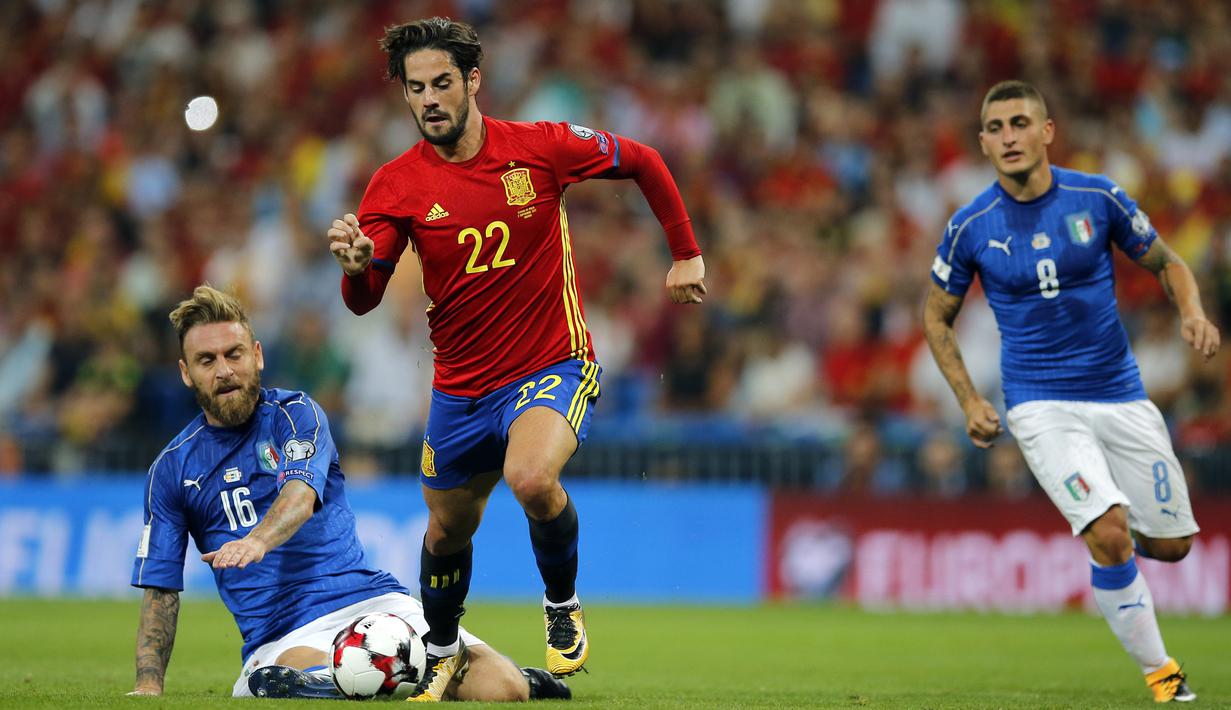 Aksi pemain Spanyol, Isco melewati adangan pemain Italia, Daniele De Rossi (kiri) pada laga Grup G Kkualifikasi Piala Dunia 2018 di Santiago Bernabeu stadium, Madrid, (2/9/2017). Spanyol menang 3-0. (AP/Paul White)