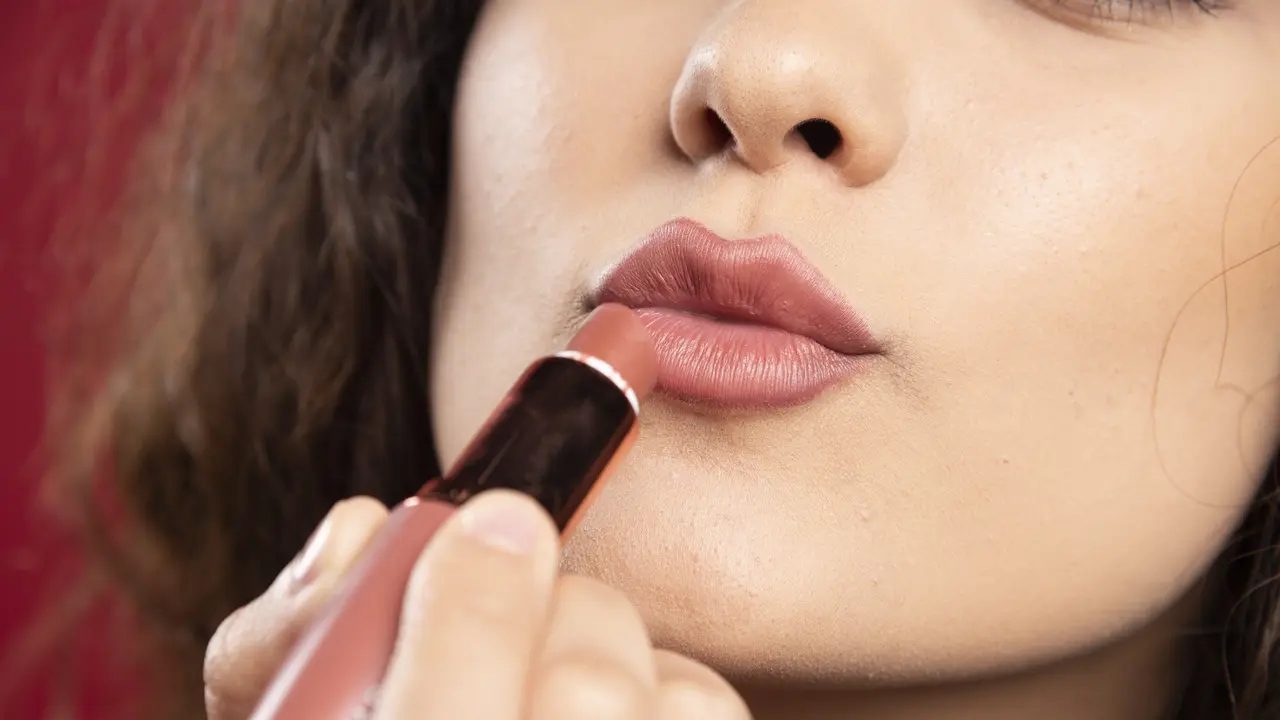Trik Makeup untuk Menciptakan Ilusi Bibir Plump