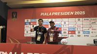 Pelatih Liga Indonesia All Star Rahmad Darmawan (kanan) bersama pemain Akbar Tanjung saat menghadiri konferensi pers di Stadion Utama Gelora Bung Karno (SUGBK), Sabtu (5/7/2025) sore WIB. (Liputan6.com/Melinda Indrasari)
