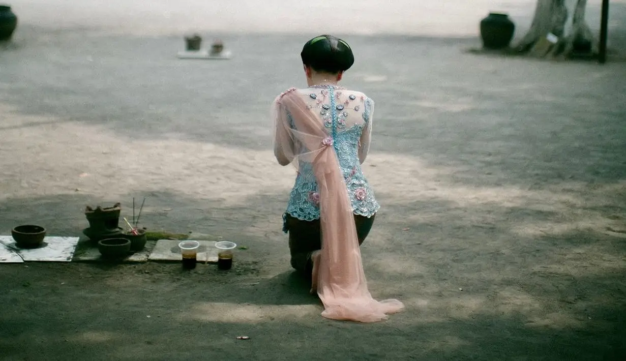 Celine kemudian memadukan kebayanya dengan kain batik berwarna cokelat.  [@faralljibrill].