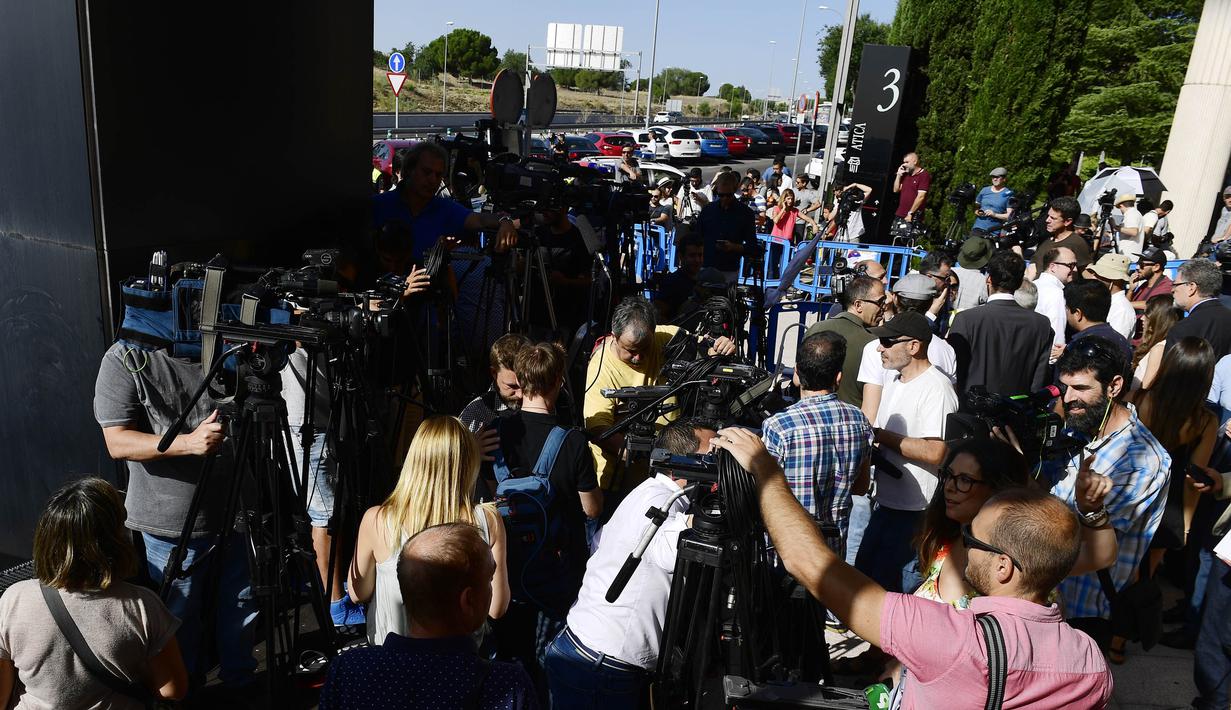 Sejumlah media menunggu kedatangan bintang Real Madrid, Cristiano Ronaldo, untuk menjalani sidang di Pozuelo de Alarcon, Madrid, Senin (31/7/2017). Pesepak bola asal Portugal itu dituduh melakukan pengelapan pajak. (AFP/Pierre-Philippe Marcou)