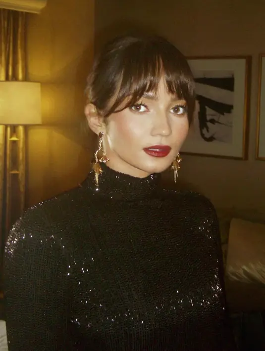 Melalui keterangan unggahan sang MUA, diketahui Enzy memakai L’Oreal Paris Resistance Lip Matte shade 420. Lipstik berbentuk bubuk matte ini tahan hingga 16 jam dengan bantuan formulanya yang tahan transfer dan tahan noda. Tak heran, lipstik ini viral di mana-mana. [@vagueskin]
