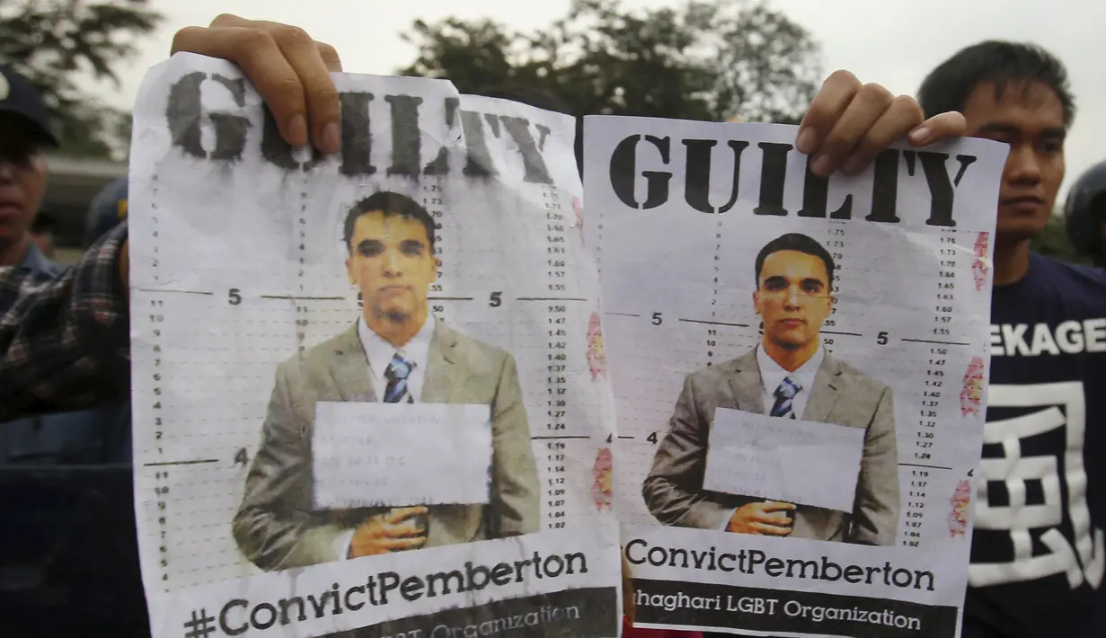 Aktivis memegang  gambar dari Tentara AS Kopral Joseph Scott Pemberton di luar kedutaan besar AS di Manila, Filipina, Selasa (1/12). Trangender yang bernama Jennifer Laude dibunuh pada 11 Oktober 2014.(REUTERS/Romeo Ranoco)