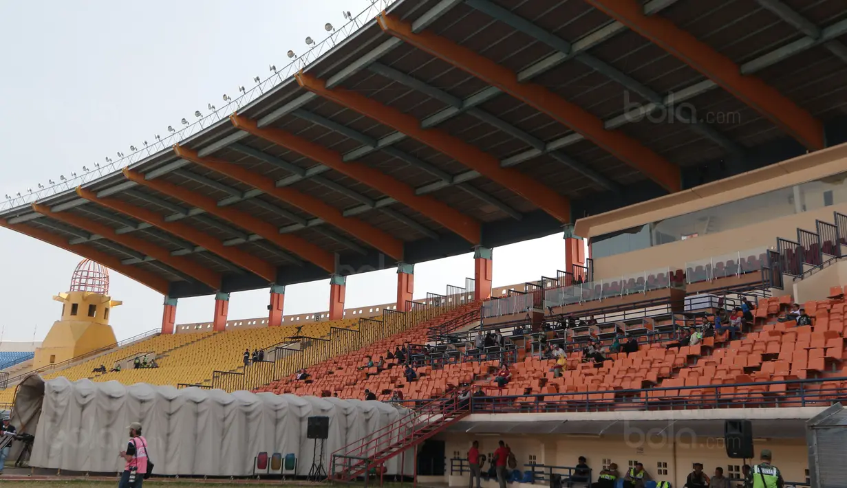Tribun VIP tampak sepi sebelum laga Persib Bandung melawan PS TNI pada lanjutan Liga 1 2017 di Stadion Si Jalak Harupat, Sabtu (05/8/2017). Persib menang 3-1. (Bola.com/Nicklas Hanoatubun)