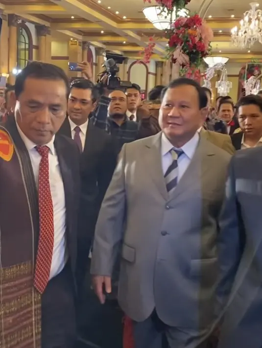 Prabowo Bakal Calon Presiden hadir dengan setelan jas warna abu-abu. Dilengkapi inner kemeja putih dan dasi ungu silvernya. [@fcgweddings]