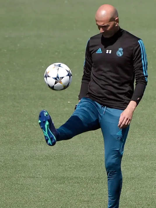 Pelatih Real Madrid, Zinedine Zidane mengontrol bola saat latihan di Madrid, Spanyol (22/5). Madrid akan melawan Liverpool pada babak final Liga Champions di Stadion NSC Olimpiyskiy di Kiev. (AFP Photo/Gabriel Bouys)