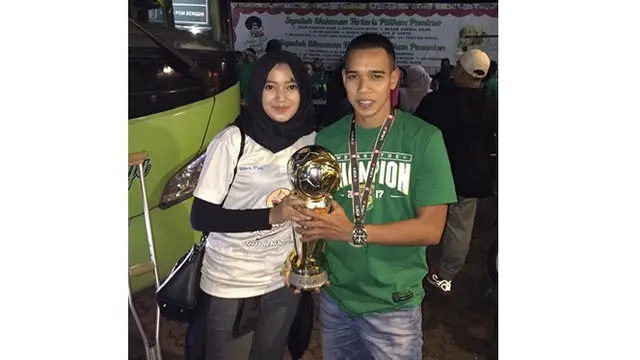 6 Momen Mesra Gelandang Persebaya Misbakus Solikin Bareng istri