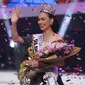 Putri Indonesia 2016 asal Sulawesi Utara, Kezia Roslin menyapa penonton usai acara grand final Putri Indonesia 2016 di Jakarta Convention Center, Jakarta, Jumat (20/2). Kezia berhasil mengalahkan sembilan finalis lainnya. (Liputan6.com/Herman Zakharia)