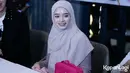 Sekedar informasi, Inara Rusli memutuskan bercadar pada Mei 2018 silam. Inara bercadar dibantu oleh istri Ustaz Derry Sulaiman, Antika Jodha. Dan disaksikan Derry dan Virgoun. Sekitar lima tahun, dan harus kembali bekerja, dengan berat hati Inara melepas cadarnya yang selama ini menutupi paras cantiknya. [Foto: Bayu Herdianto/KapanLagi.com]