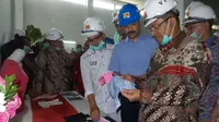 Menteri Perindustrian Saleh Husin mengamati produk kain dan pakaian berbahan baku rayon yang diproduksi PT Indo Bharat Rayon. (Foto: Kementerian Perindustrian)