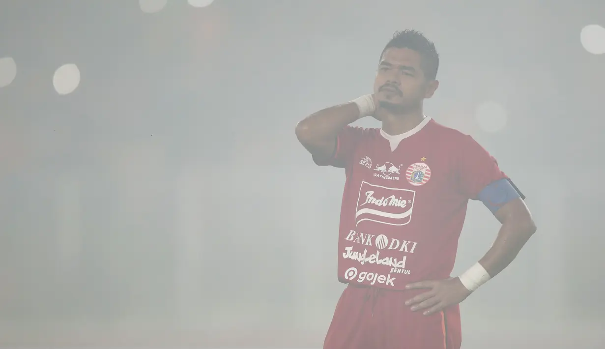 Stiker Persija Jakarta, Bambang Pamungkas, saat momen pensiun usai melawan Persebaya Surabaya pada laga Liga 1 di SUGBK, Jakarta, Selasa (17/12). Bepe mengakhiri kariernya pada musim ini. (Bola.com/Yoppy Renato)