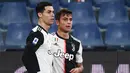 Penyerang Juventus, Paulo Dybala (kanan) berselebrasi dengan Cristiano Ronaldo usai mencetak gol ke gawang Sampdoria pada pertandingan lanjutan Liga Serie A Italia di stadion Luigi-Ferraris di Genoa (18/12/2019). Juventus menang tipis 2-1 atas Sampdoria. (AFP/Marco Bertorello)