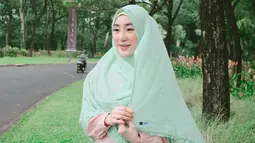 Ibu dari Yusuf Ramadhan ini tak pernah ragu dalam memadu padankan jilbab serta gamisnya. Larissa memadu padankan warna pastel, dengan hijab hijau muda dan gamis bewarna peach, tampilan Larissa pun semakin manis. (Liputan6.com/IG/larissachou)