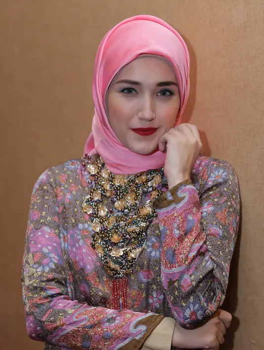 Adelia Wilhemina sebenarnya sejak lama ingin mengenakan hijab. Bahkan dalam keluarganya, semuanya mengenakan hijab. Ia bersyukur setelah mendapatkan hidayah bisa menutup auratnya sekarang. (Andy Masela/Bintang.com)