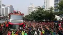 <p>Sejumlah pendukung memadati ruas jalan Jendral Soedirman untuk menyapa pemain Timnas Indonesia U-22 yang tengah mengikuti parade perayaan kesuksesan Timnas Indonesia U-22 di SEA Games 2023 Kamboja dengan berkeliling kota Jakarta, Jumat (19/05/2023). (Bola.com/Bagaskara Lazuardi)</p>