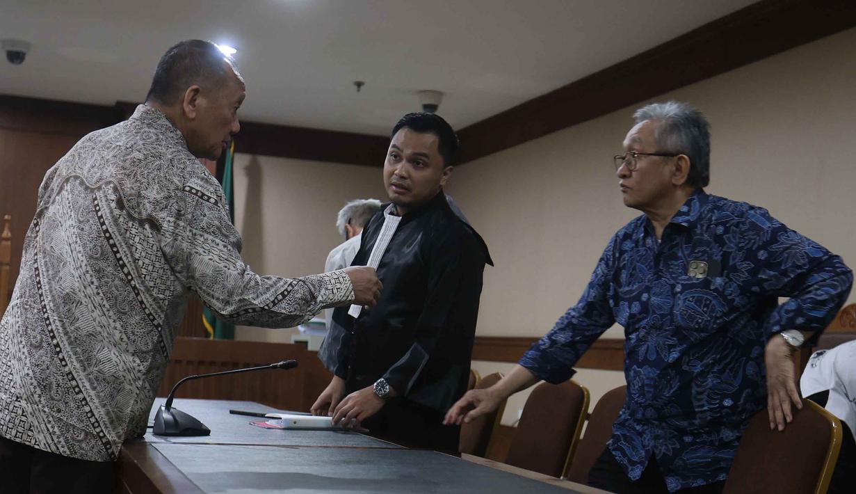 Sebagai informasi, ini merupakan kasus hukum kedua yang menjerat Nurhadi. Sebelumnya, Nurhadi telah menjalani vonis enam tahun penjara terkait kasus suap dan gratifikasi pengurusan perkara di lingkungan Mahkamah Agung. Tampak dalam foto, terdakwa kasus dugaan gratifikasi dan Tindak Pidana Pencucian Uang (TPPU) yang juga mantan Sekretaris Mahkamah Agung (MA), Nurhadi (kiri), usai mengikuti sidang pembacaan putusan di Pengadilan Tindak Pidana Korupsi (Tipikor) Jakarta, Rabu (1/4/2026). (Kapanlagi.com/Budy Susanto)