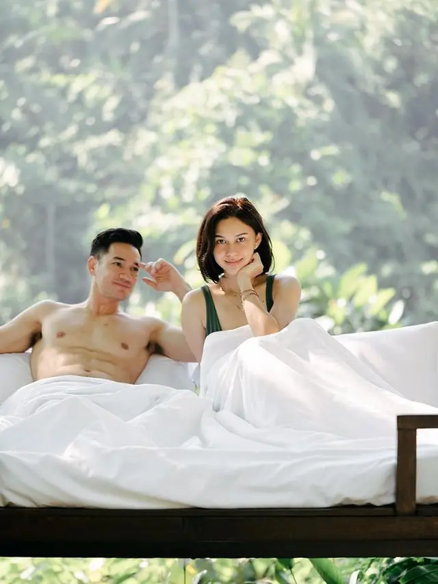 Potret Mesra Nana Mirdad dan Andrew White di Atas Ranjang